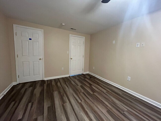 Building Photo - Welcome to this charming Ranch style home!
