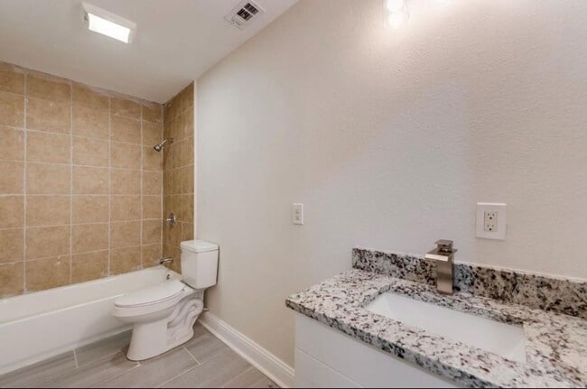 Building Photo - Newly Renovated Duplex in the Heart of Dal...