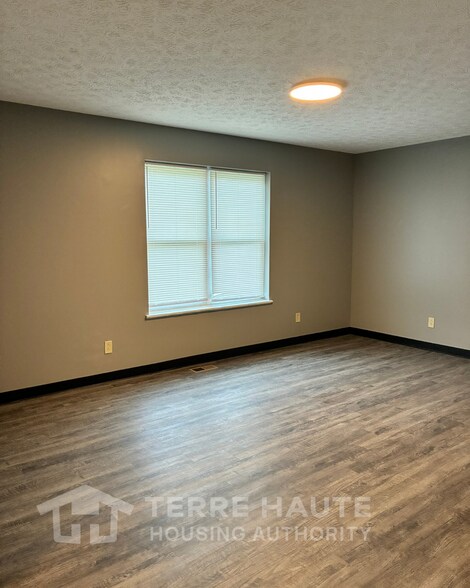 Building Photo - 505 S 13th 1/2 St