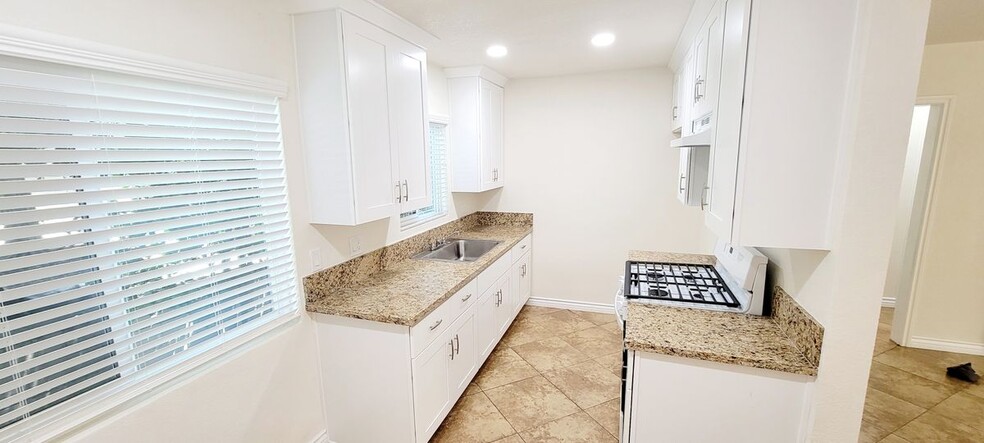 Building Photo - 1028 W F St