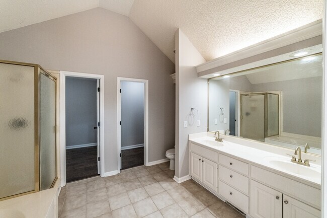 Building Photo - 2014 Fairway Hills Dr