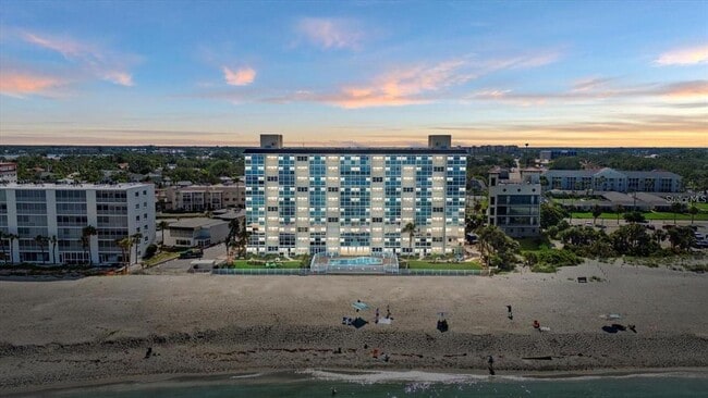 Building Photo - 255 The Esplanade N