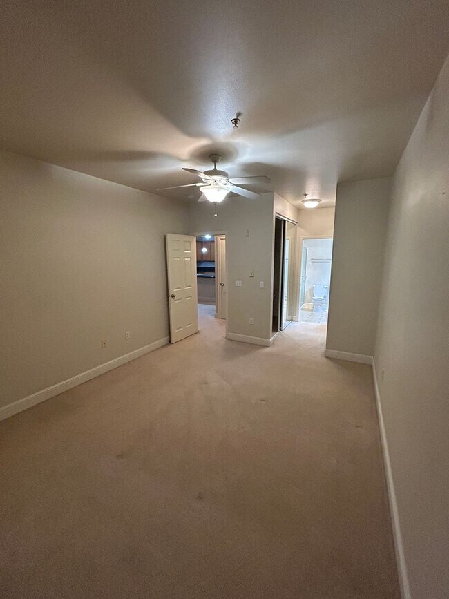 Building Photo - 2B, 2BA Top-Floor condo in South Renton wi...