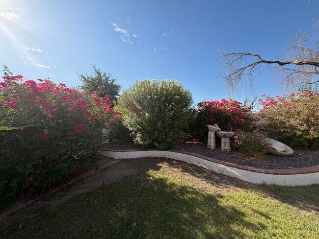 Building Photo - 3 BR 2.5 BA Glendale