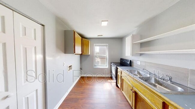 Building Photo - 714 E 3rd St