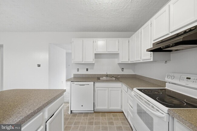 Building Photo - 8635 Reinecke Ct