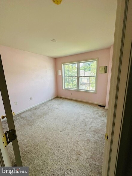 Building Photo - 184 Mapleton Dr