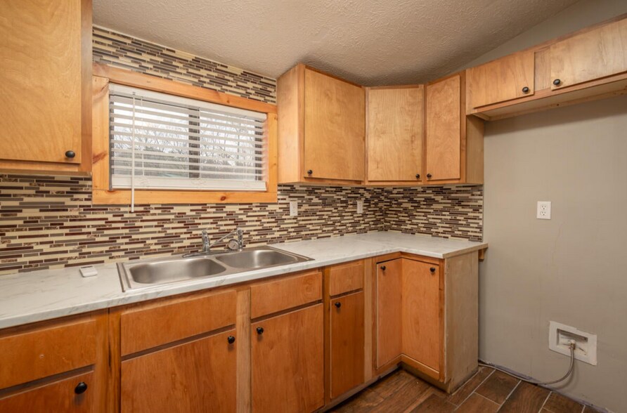 Building Photo - 704 Roundhouse Rd