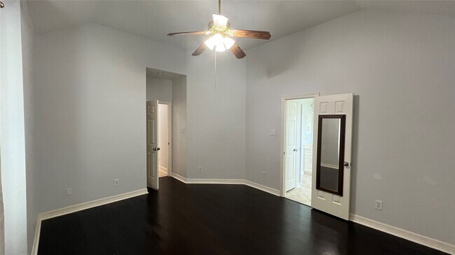 Building Photo - 2402 Raintree Village Dr