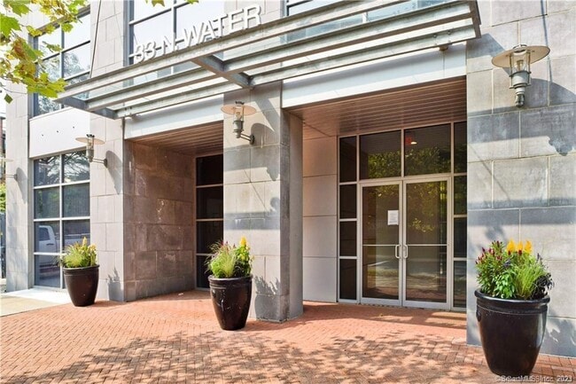 Building Photo - 33 N Water St