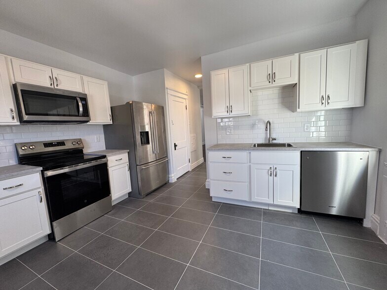 Building Photo - 5011 S Broadway