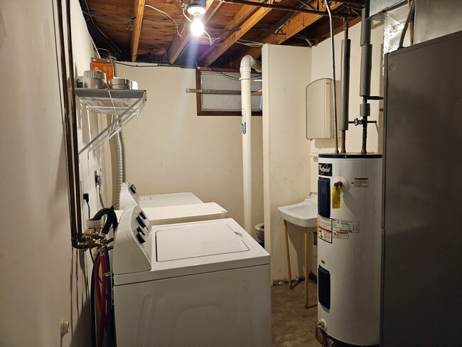 Building Photo - 3BR-1.5BA Split Level House - Washington M...