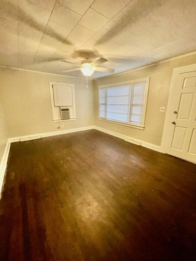 Building Photo - Adorable 2 bedroom 1 bath home . Located i...