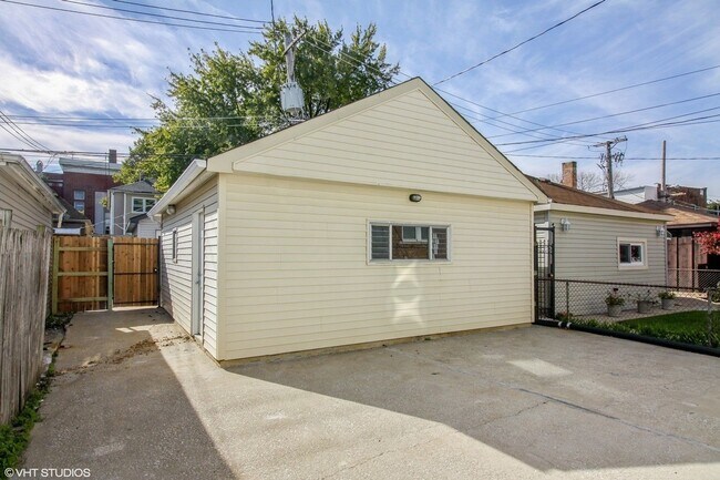 Building Photo - 4343 W Drummond Pl