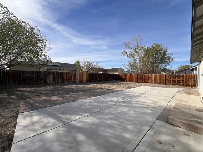 Building Photo - Cute 3 bedroom home Located in Donner Trails