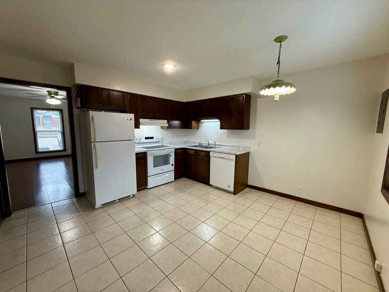 Kitchen - 110 Elleta Ave