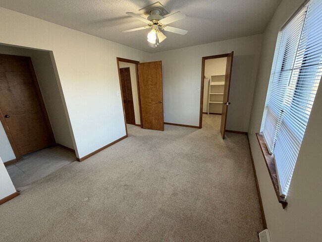 Building Photo - Lakefront 2 bed 2.5 bath townhouse!
