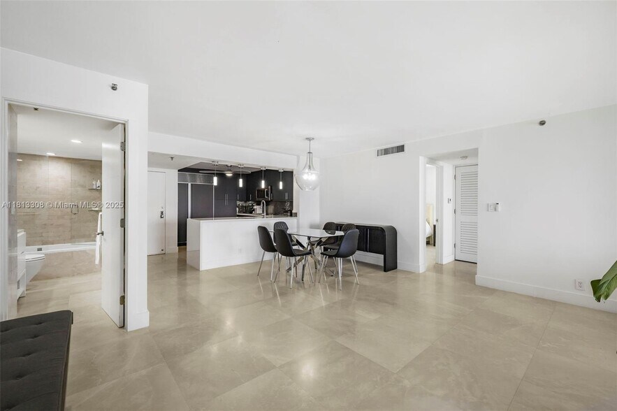 Building Photo - 2625 Collins Ave