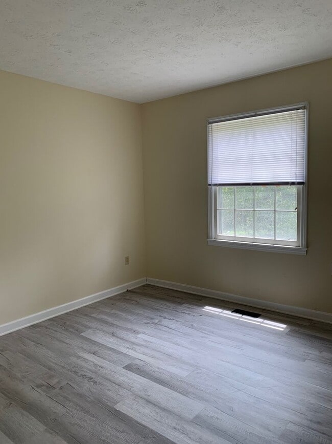 Building Photo - 4 Bedroom 2 Bath House