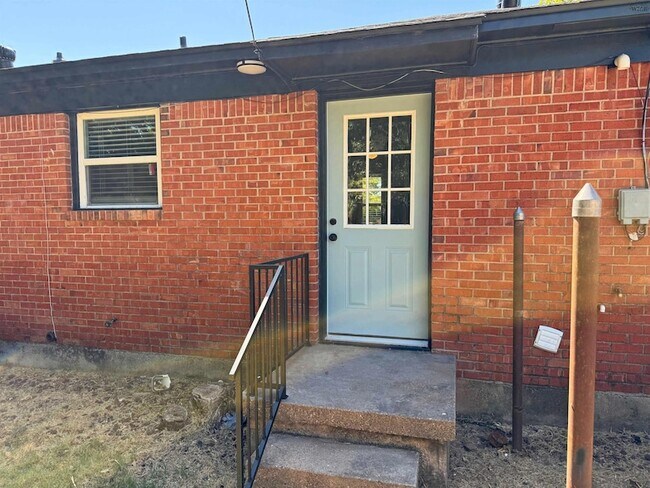 Building Photo - 3032 Pool St