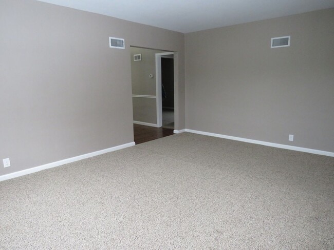 Building Photo - 3 Bedroom (1 non-egress) / 1 Car Garage located near the hospitals and colleges!