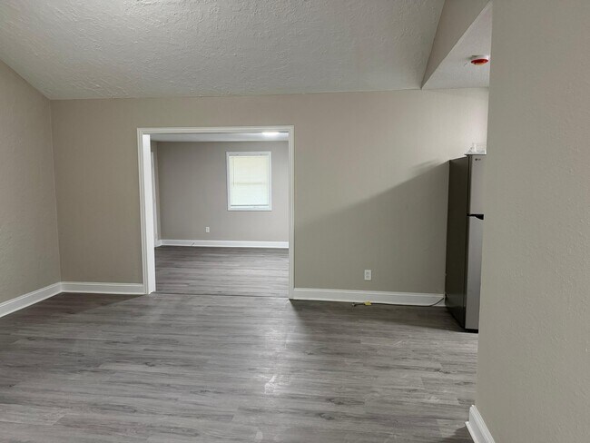 Building Photo - 5109 Maywood Dr