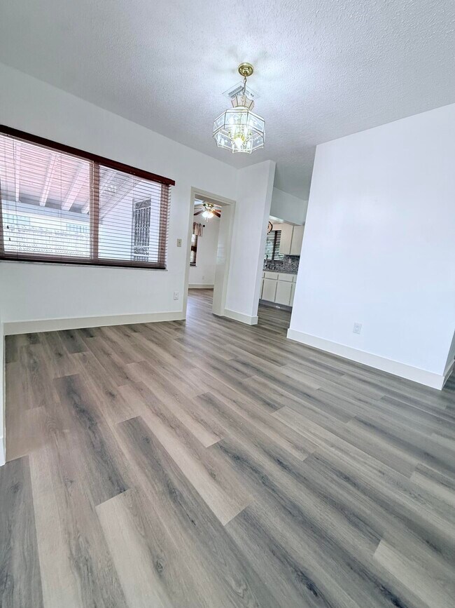 Building Photo - 957 W 67th St