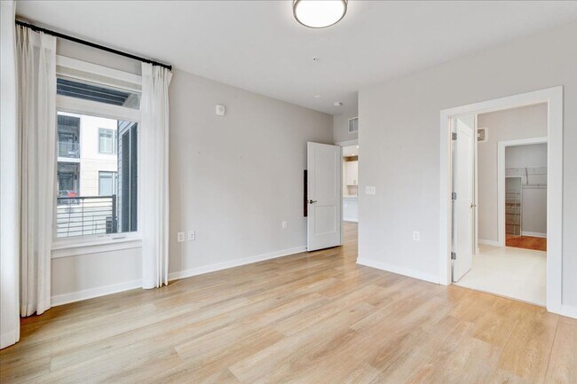 Building Photo - Modern 2-bedroom, 2-bath apartment
