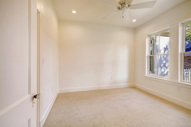 Building Photo - 138 Lakeview Dr