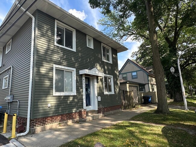 Building Photo - 4311 N Claremont Ave
