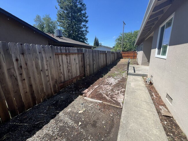 Building Photo - 6417-6417 San Stefano St