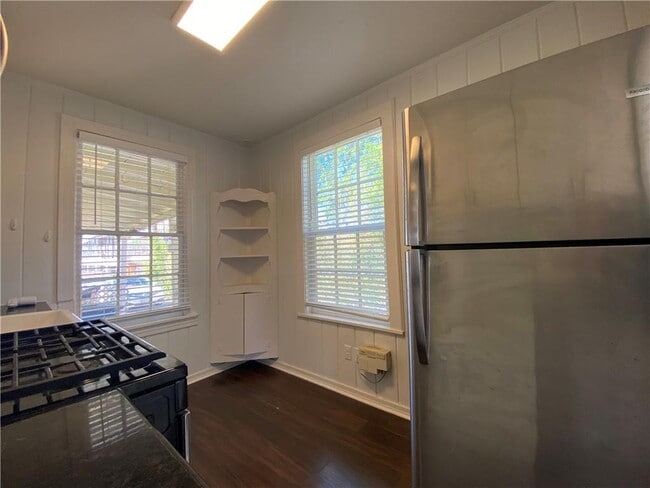 Building Photo - 2608 W 8th St