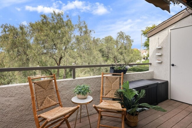 Building Photo - beautifully upgraded 2-bedroom, 1-bath condo in the highly desirable Bench Mark Villas Community