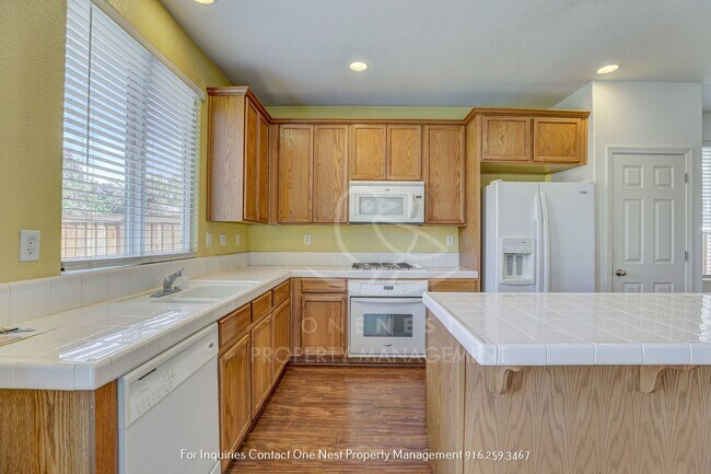 Building Photo - 3 bedroom, 2 bathroom Charming Plumas Lake...