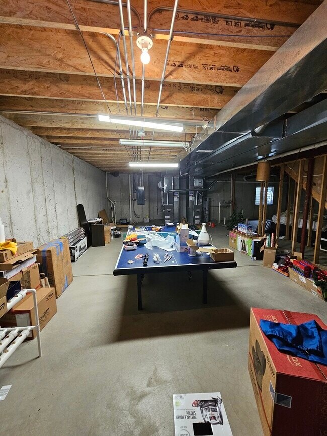 Building Photo - 5 Player Ct