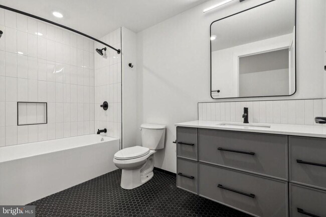 Building Photo - 828 N 2nd St