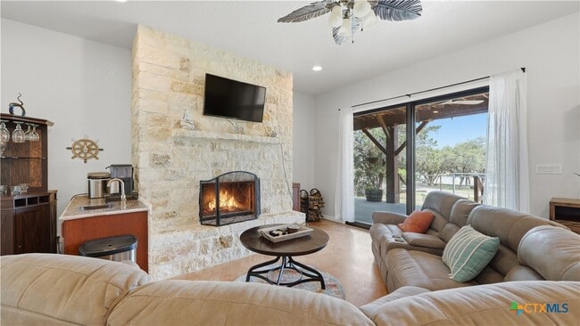 Building Photo - 628 Country Ln Dr