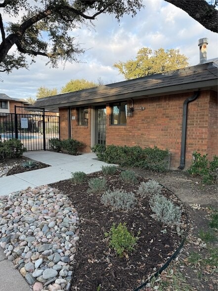 Building Photo - 2808 Escada Dr