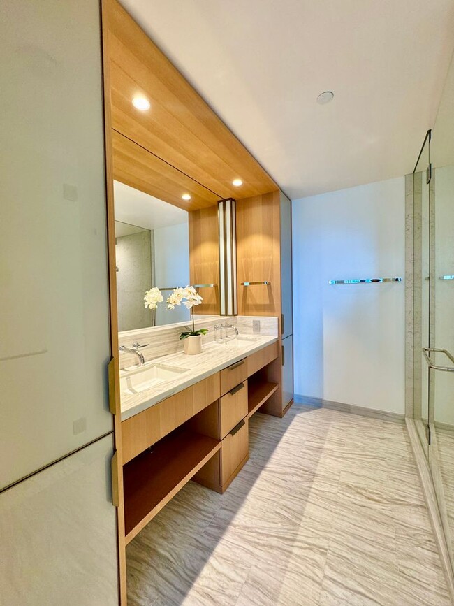 Building Photo - Fully Furnished unit in the NEW-VICTORIA P...