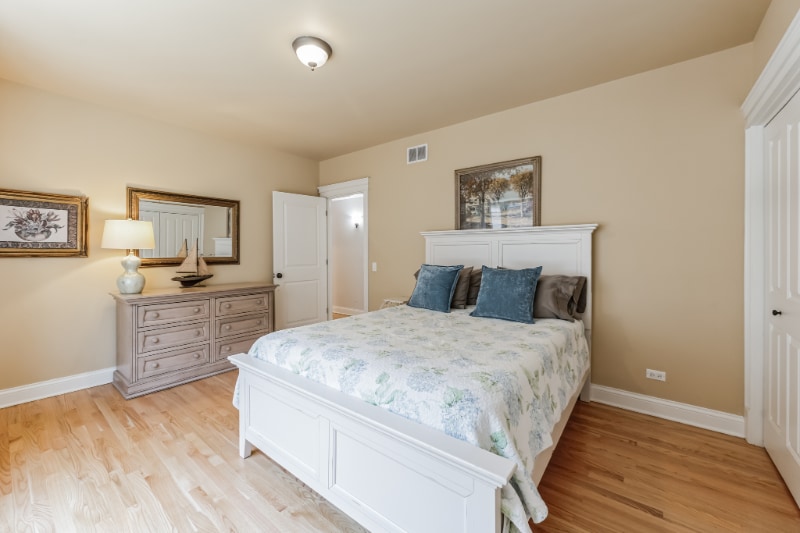 Building Photo - 2033 W Jarvis Ave