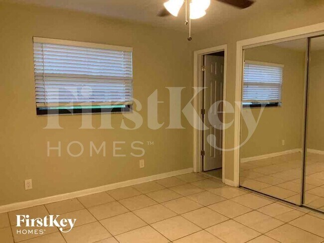 Building Photo - 1302 Crest Dr