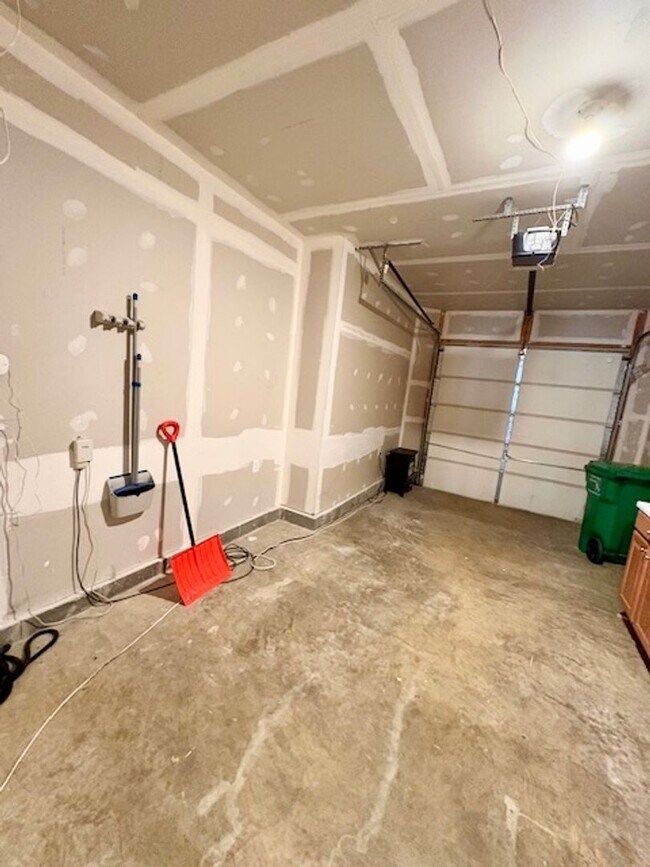 Building Photo - 645 Whetstone Glen St