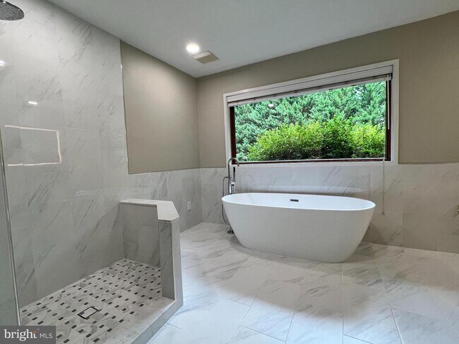 Building Photo - 6710 Persimmon Tree Rd