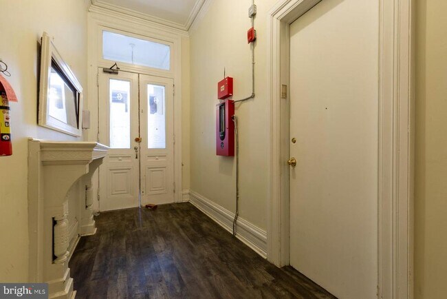 Building Photo - 3017 W Girard Ave