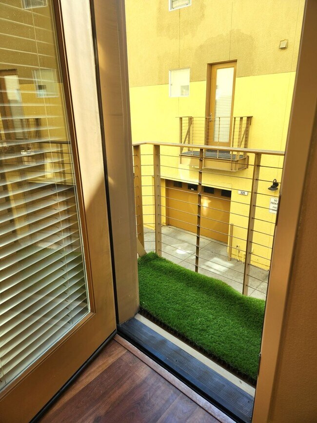 Building Photo - Bright & Sunny City Center townhouse style condo Great location, Nice 2 bedroom 2.5 bathroom