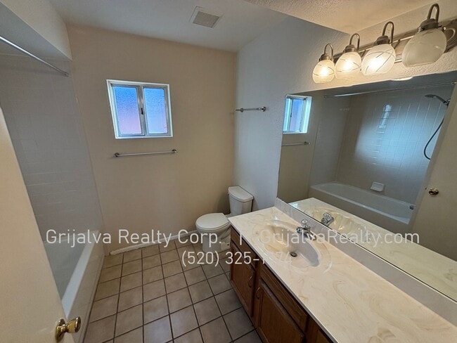 Building Photo - Cute 2 Bedroom, 2 Bath Townhome  *MOVE-IN SPECIAL* (Speedway/Wilmot)