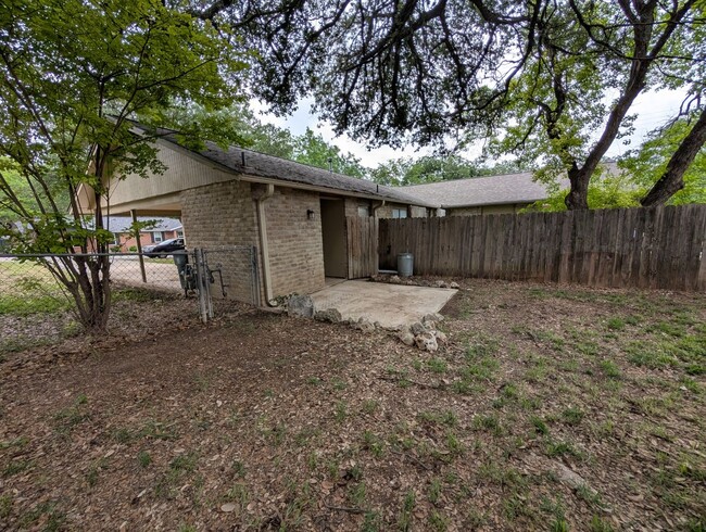 Building Photo - Location!! 1 Mile to Landa Park / Close to...