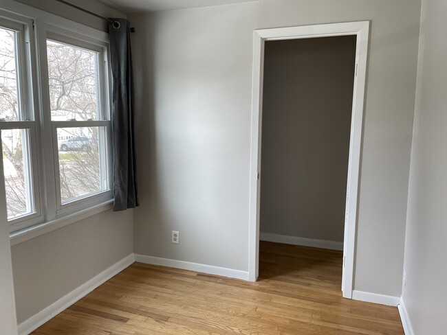 Building Photo - 205 E Lakeview Ave