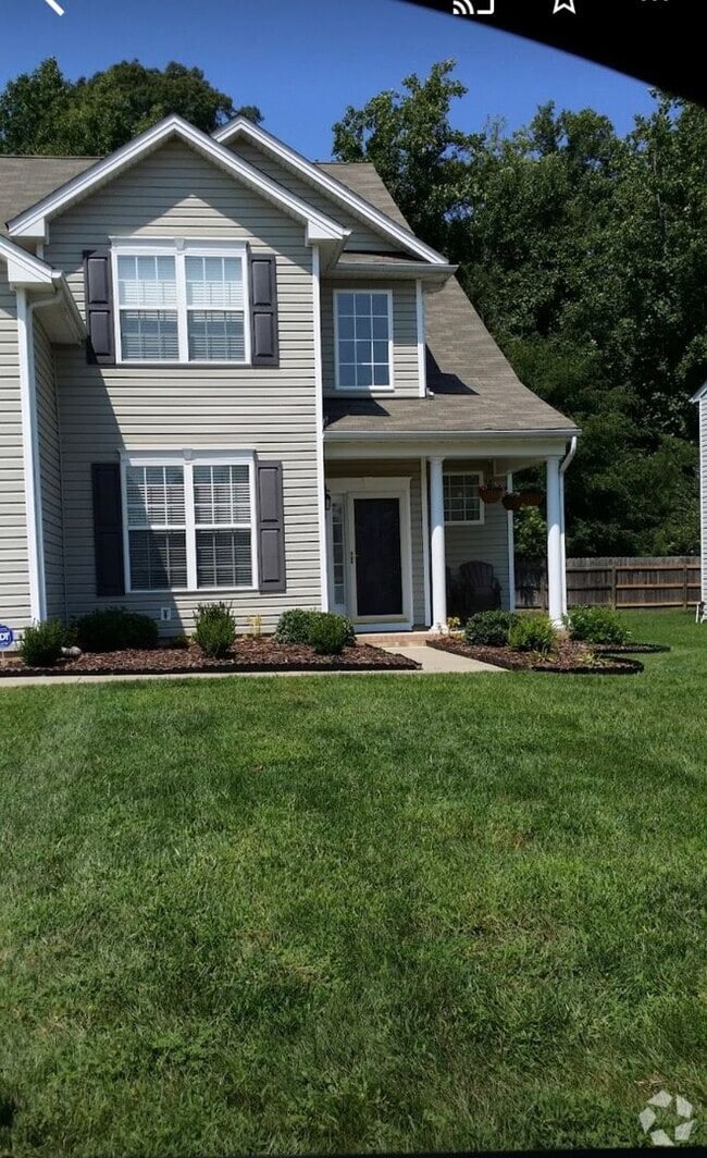 Building Photo - Charming 4-Bedroom 2.5 Bathroom Home locat...