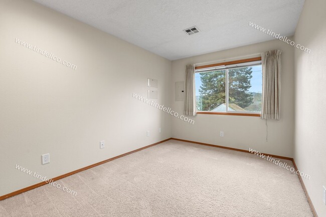 Building Photo - Queen Jeanette Apartments — Beautiful & Spacious Upstairs 2BR/1BA with Vaulted Ceilings, Gas Fire...